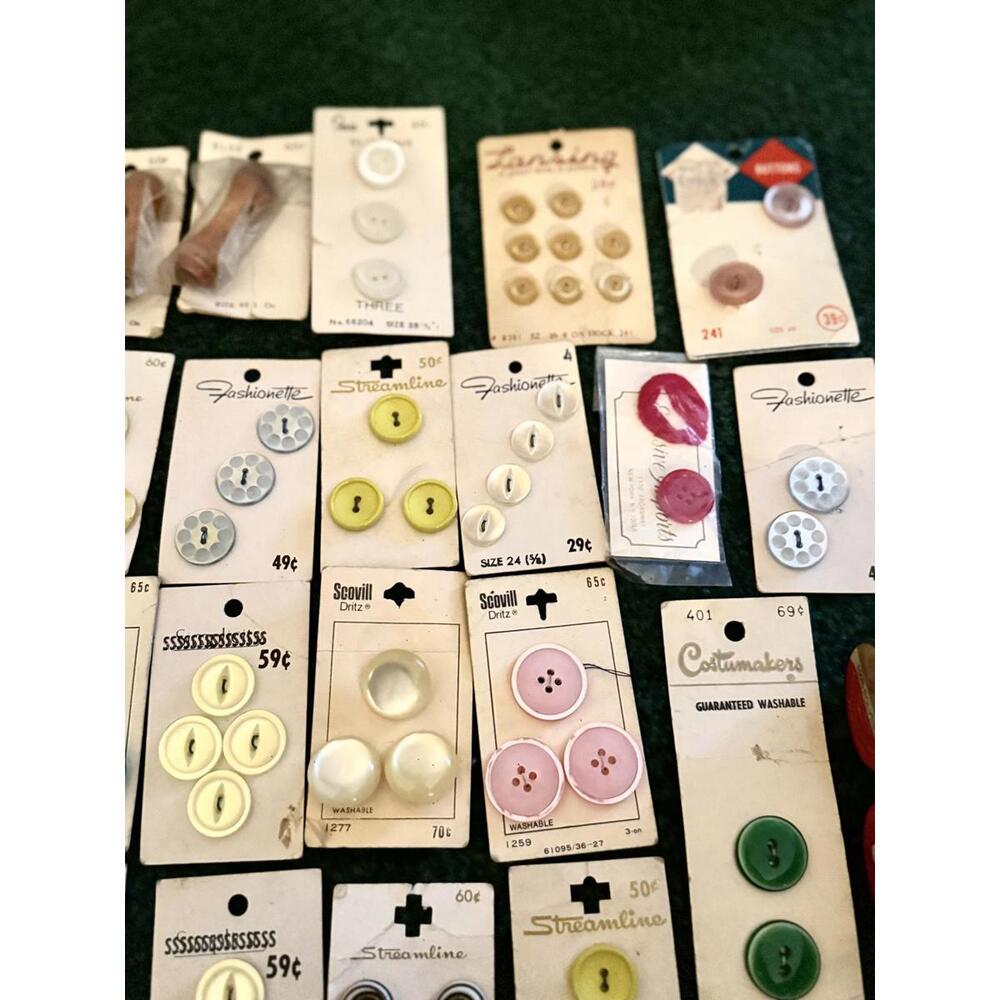 Vintage Assorted Dead Stock NEW Never Used Sewing Buttons - Lot - Picture 3 of 4